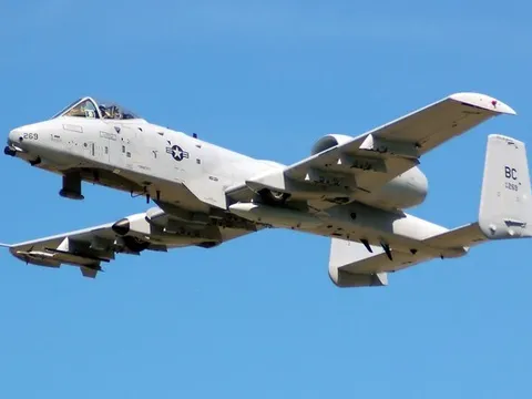 Kinh ngạc với khả năng "chịu đòn" của cường kích A-10 Warthog