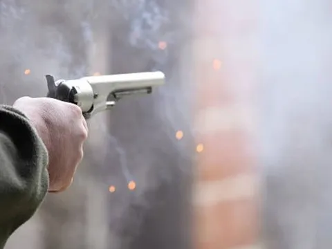 Không chịu kết hôn, cha cầm súng bắn con gái tử vong