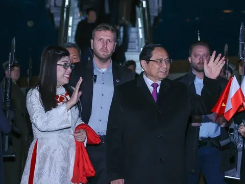 Thủ tướng tới thủ đô Warsaw, bắt đầu thăm Ba Lan