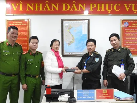 Trao trả tài sản thất lạc cho hành khách tại sân bay Đà Nẵng