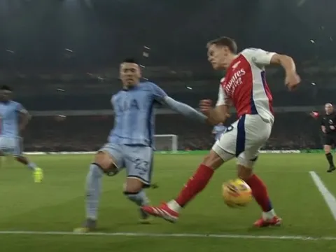 Người hâm mộ phẫn nộ vì bàn gỡ hòa gây tranh cãi của Arsenal