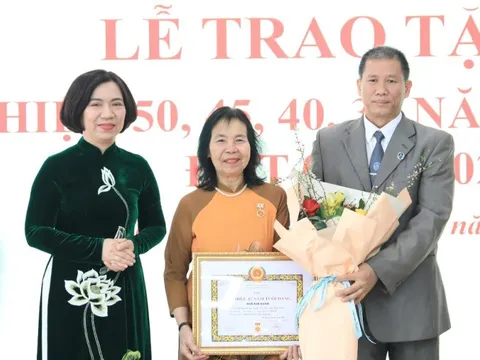 Quận Tây Hồ trao Huy hiệu Đảng đợt 3/2 tới các đảng viên