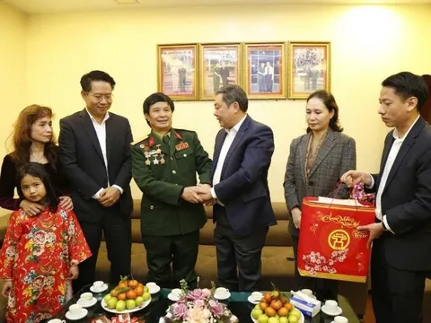 Phó Chủ tịch Thường trực UBND thành phố Hà Nội tặng quà cho các gia đình chính sách quận Hà Đông