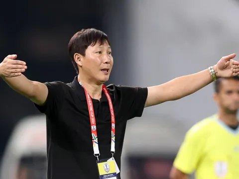 HLV Kim Sang Sik bất ngờ trở lại Việt Nam dù chưa hết lịch nghỉ phép