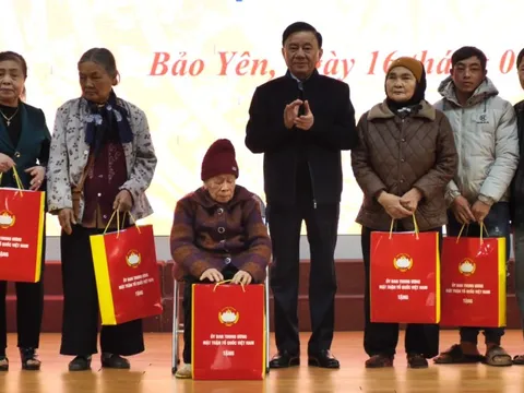 Thường trực Ban Bí thư Trần Cẩm Tú thăm, tặng quà Tết tại thôn Làng Nủ, Lào Cai