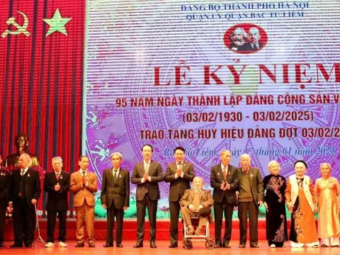 Quận Bắc Từ Liêm trao tặng Huy hiệu Đảng cho 346 đảng viên đợt 3/2