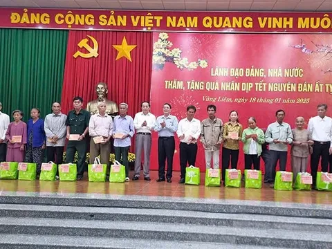Thăm, tặng quà Tết cho gia đình chính sách tại Vĩnh Long, Long An