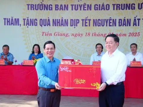 Trưởng Ban Tuyên giáo Trung ương trao quà Tết cho công nhân tại Tiền Giang