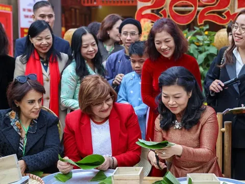 Các nhà ngoại giao trải nghiệm chương trình 'Bản hòa ca Tết Việt'