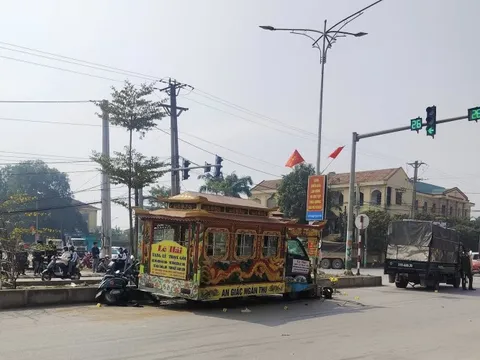 Xe tang tông xe máy dừng đèn đỏ, 3 người thương vong