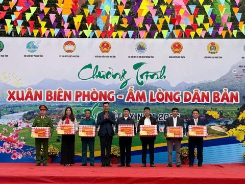 Mang Tết sớm đến với đồng bào miền biên giới