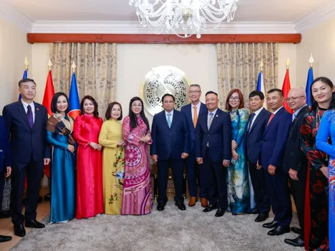 Thủ tướng và Phu nhân gặp gỡ cộng đồng người Việt Nam tại Czech