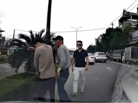 Xác minh tài xế xe ô tô vượt ẩu, hành hung nam thanh niên giữa đường