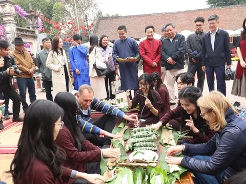 Đông đảo du khách về Đường Lâm (Sơn Tây) tham gia chương trình Tết làng Việt