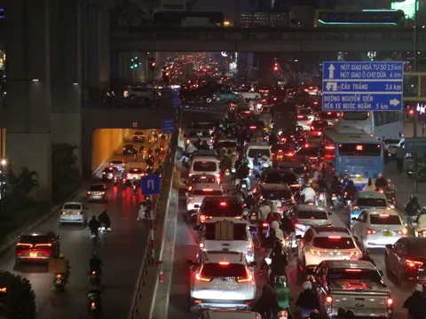 Ngày đầu phân luồng ngã tư Khuất Duy Tiến - Nguyễn Trãi - Nguyễn Xiển nhiều phương tiện "mắc kẹt"