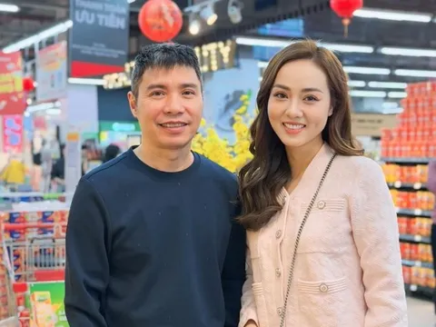 NSND Công Lý rạng rỡ, tay trong tay cùng vợ kém 15 tuổi làm điều này