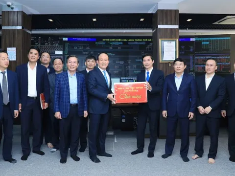 Chủ tịch HĐND TP Hà Nội Nguyễn Ngọc Tuấn chúc Tết các đơn vị điện lực