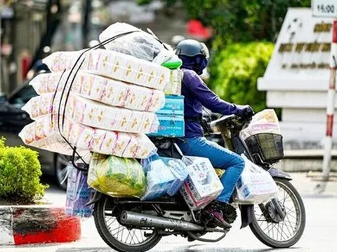 Mức phạt lỗi chở hàng cồng kềnh trên xe máy năm 2025, ai cũng nên biết