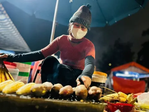 Phận đời lam lũ của những người phụ nữ mưu sinh trên vỉa hè ngày cuối năm