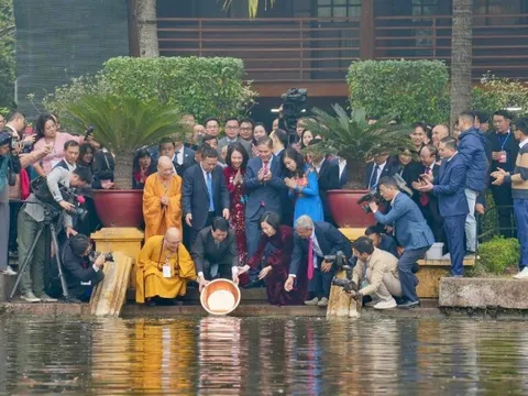 Chủ tịch nước và phu nhân cùng kiều bào thực hiện nghi thức thả cá chép tại Ao cá Bác Hồ