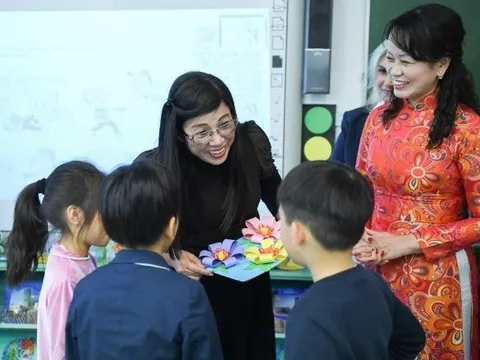 Món quà đặc biệt từ Việt Nam của Phu nhân Thủ tướng đến các em nhỏ tại Ba Lan