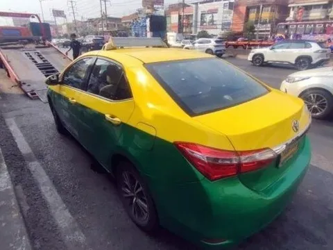 Bí mật đau lòng bên trong chiếc taxi đỗ ven đường