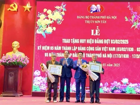 Sơn Tây: 258 đảng viên được trao tặng và truy tặng Huy hiệu Đảng