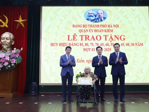 233 đảng viên quận Hoàn Kiếm được nhận Huy hiệu Đảng nhân dịp 3/2