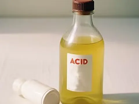 Người đàn ông trói tay chân, đổ axit vào người vợ cũ
