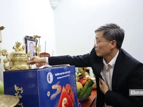 Chủ tịch Hội Luật gia Việt Nam thắp hương tưởng niệm cố Chủ tịch Hội
