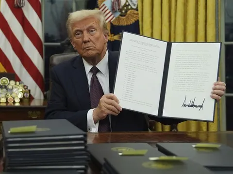 Tổng thống Mỹ Donald Trump ký loạt sắc lệnh quan trọng ngay sau khi nhậm chức