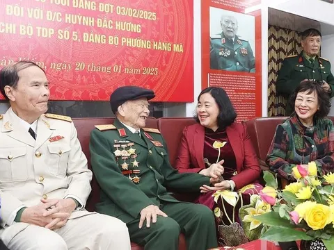 Bí thư Thành ủy Bùi Thị Minh Hoài trao Huy hiệu 85 năm tuổi Đảng tặng Thiếu tướng Huỳnh Đắc Hương
