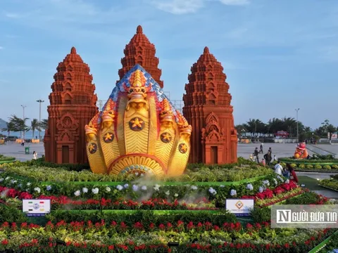 Độc đáo linh vật rắn thần Naga 5 đầu tại Bình Định