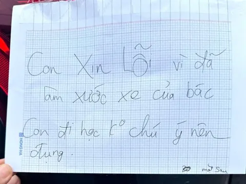 Tông xe đạp vào ô tô, nam sinh để lại tờ giấy khiến chủ xe xúc động