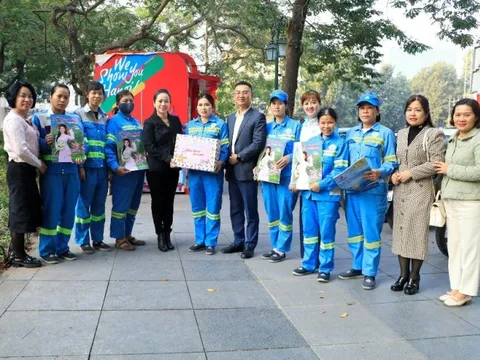 Hội LHPN Hà Nội: Thăm, tặng quà các công nhân giữ “đường phố sạch mới về nhà ăn Tết”