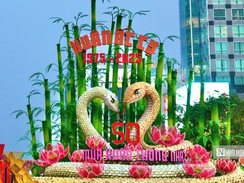 Lộ diện cặp linh vật rắn "khổng lồ" tại đường hoa Nguyễn Huệ