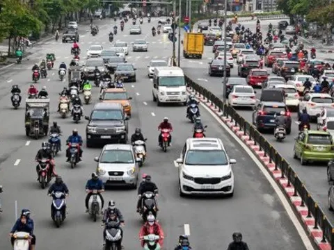 Mức phạt lỗi vượt bên phải với xe máy từ năm 2025, ai cũng nên biết