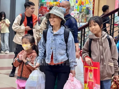 Người lao động khó khăn được tặng vé máy bay về quê ăn Tết