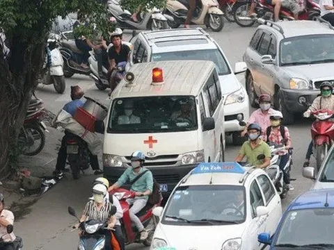 Bộ Công an nói về trường hợp "vượt đèn đỏ nhường đường cho xe cấp cứu"