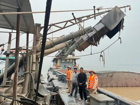 Bắt giữ vụ khai thác cát trái phép trên sông Hồng