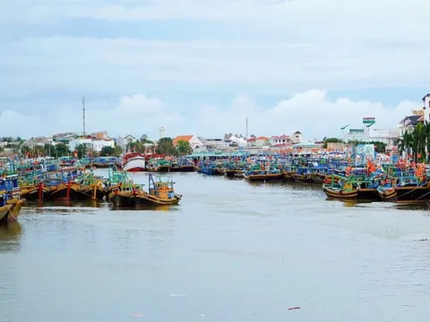 Tàu cá bị sóng đánh chìm, 4 thuyền viên mất tích