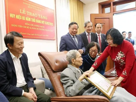 Bí thư Thành ủy Hà Nội Bùi Thị Minh Hoài trao Huy hiệu Đảng cho đồng chí Lương Tam Kỳ