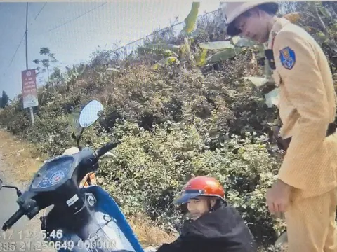 Xử phạt kịch khung người lái xe máy uống rượu say nằm ngủ lề đường