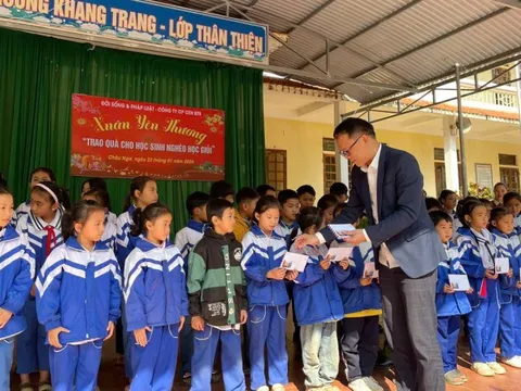 Tạp chí Đời sống & Pháp luật cùng CEN BTB tặng quà Tết cho trẻ em vùng cao Nghệ An