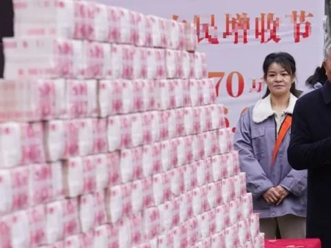 Ông chủ "dựng tháp tiền" thưởng Tết cho nhân viên