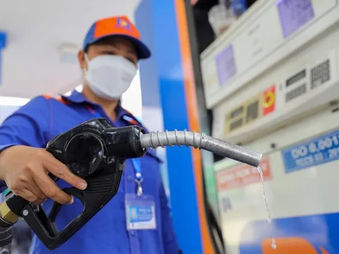 Giá xăng giảm, dầu tăng