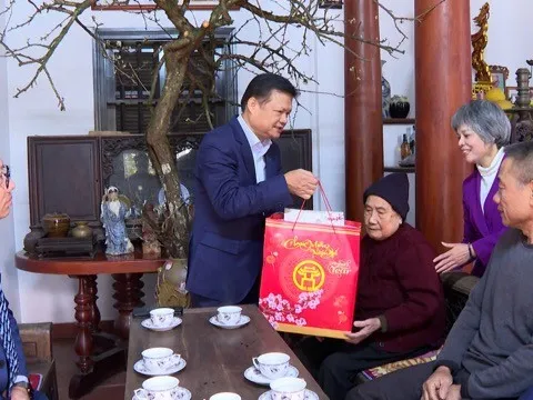 Trưởng ban Tổ chức Thành ủy Vũ Đức Bảo tặng quà Tết cho 3 gia đình chính sách ở Hoài Đức