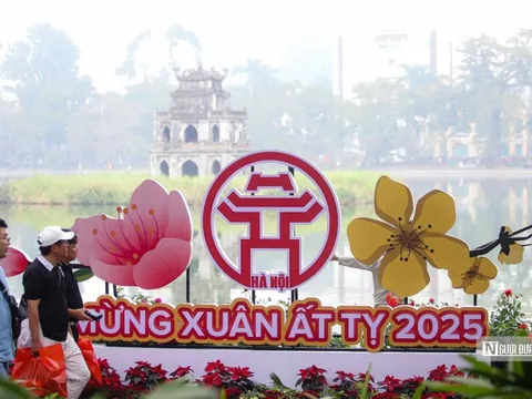 Đường phố Hà Nội trang hoàng rực rỡ đón Tết Ất Tỵ