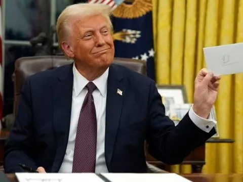 Thú vị khoảnh khắc Tổng thống Donald Trump tìm thấy bức thư của Tổng thống Biden