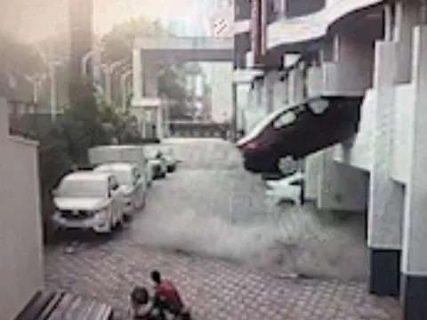 Xe ô tô lùi thủng tường, rơi từ bãi đỗ xe tầng 2 xuống đất